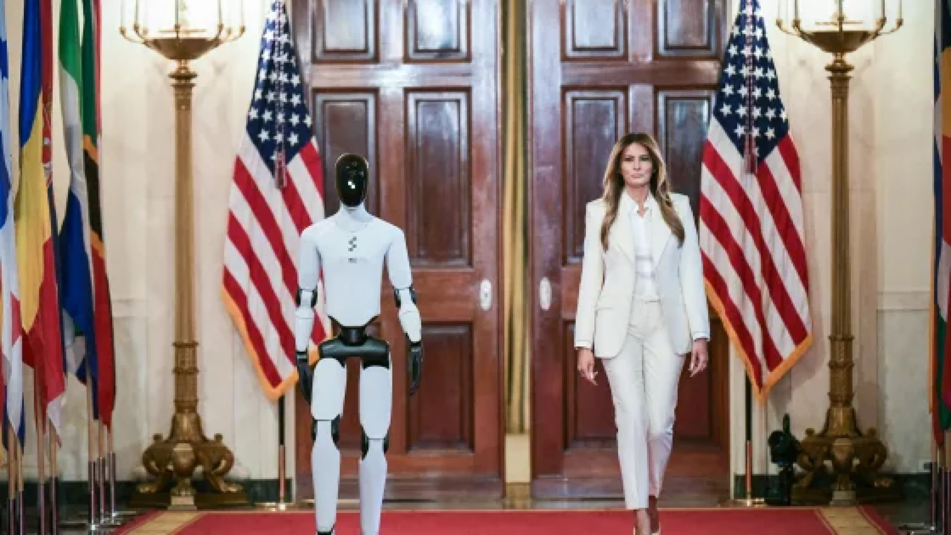 260326-melania-robot-ew-1211p-5e41ff