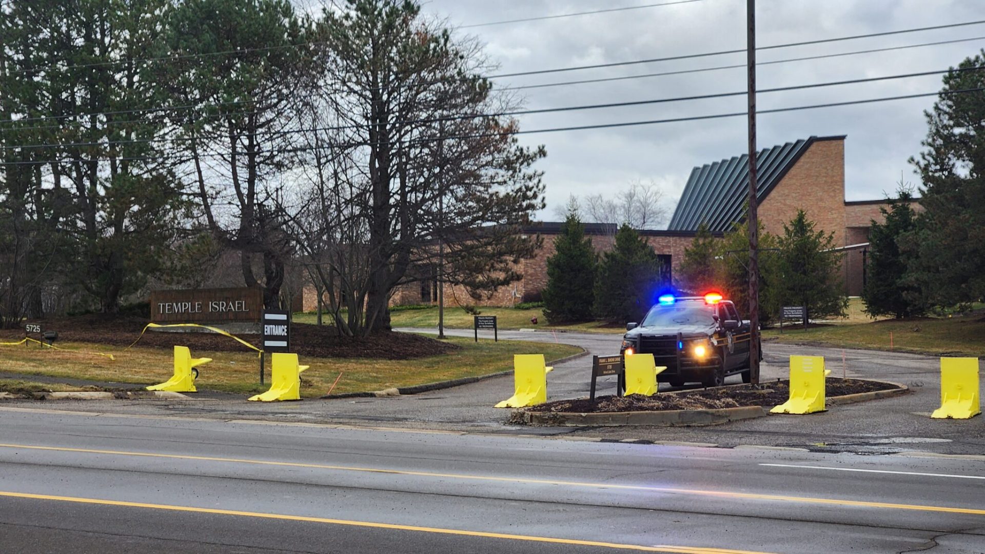 Entrance_to_Temple_Israel_West_Bloomfield_MI_day_after_attack_2-2048x1153